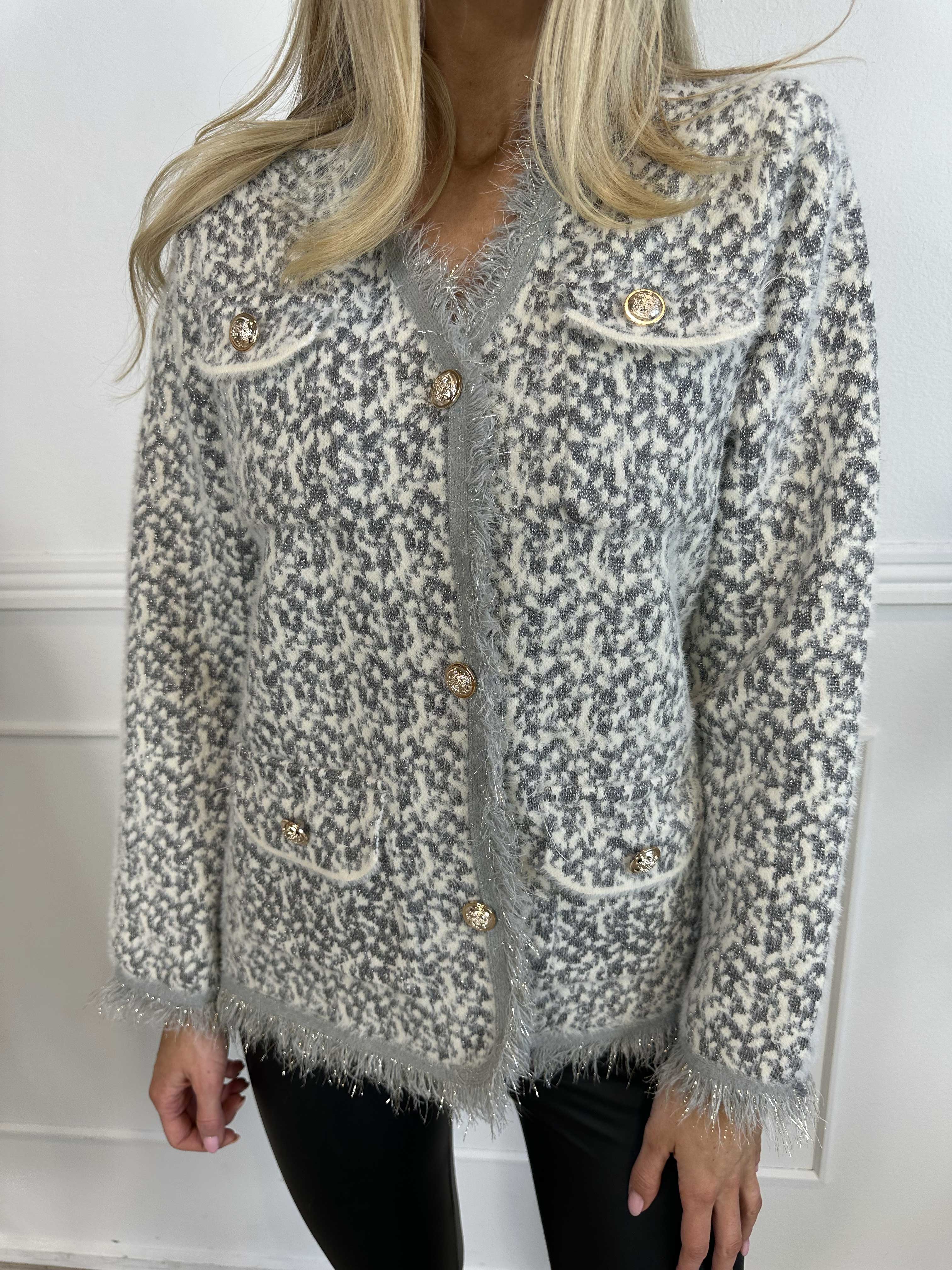 Larna - Blød og lækker cardigan med glimmertråde og guld knapper